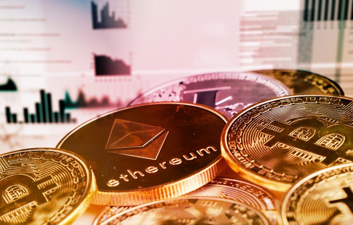 Nahaufnahme von goldfarbenen Bitcoin- und Ethereum-Münzen mit unscharfen Finanzdiagrammen und -grafiken im Hintergrund, die den wachsenden Einfluss von Bitcoin im digitalen Finanzwesen hervorheben.