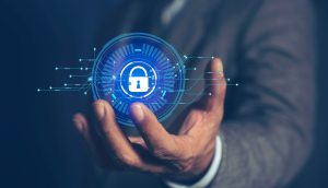 Eine Person im Anzug hält ein holografisches digitales Schloss, das Cybersicherheit und die Rolle von Bitcoin beim Datenschutz symbolisiert.