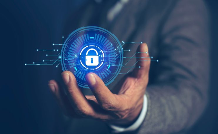 Eine Person im Anzug hält ein holografisches digitales Schloss, das Cybersicherheit und die Rolle von Bitcoin beim Datenschutz symbolisiert.
