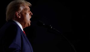 Donald Trump spricht am Rednerpult