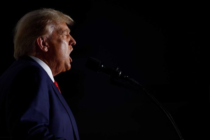 Donald Trump spricht am Rednerpult