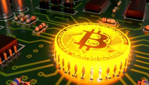 Ein leuchtendes Bitcoin-Symbol ist in eine Computerplatine integriert, umgeben von elektronischen Komponenten wie Widerständen, Transistoren und Hinweisen auf die Blockchain-Technologie.