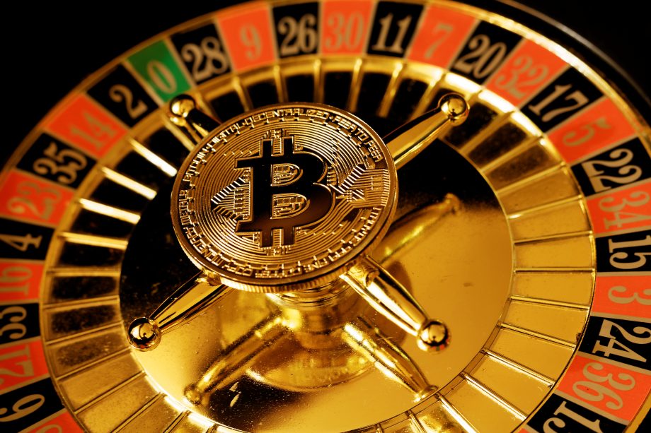 Eine Bitcoin-Münze liegt auf einem Roulette-Tisch