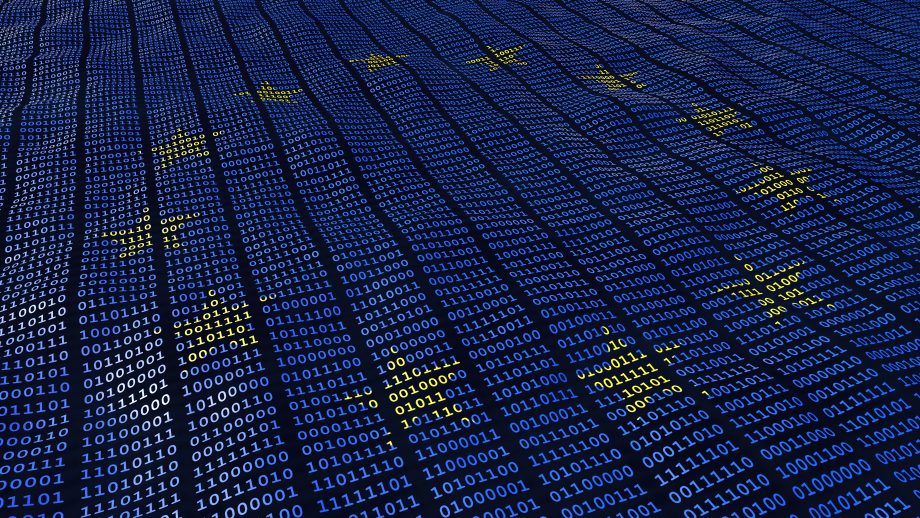 Eine blaue digitale Binärcodematrix bildet die Flagge der Europäischen Union mit kreisförmig angeordneten gelben Sternen und weist auf den wachsenden Einfluss von Bitcoin in der digitalen Landschaft Europas hin.