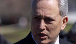 Krypto-Zar David Sacks spricht im Freien bei Tageslicht über US-Staatsanleihen und Wirtschaftspolitik.