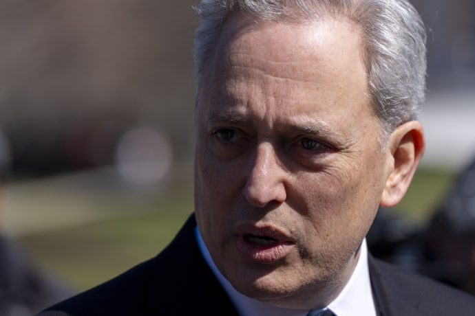 Krypto-Zar David Sacks spricht im Freien bei Tageslicht über US-Staatsanleihen und Wirtschaftspolitik.