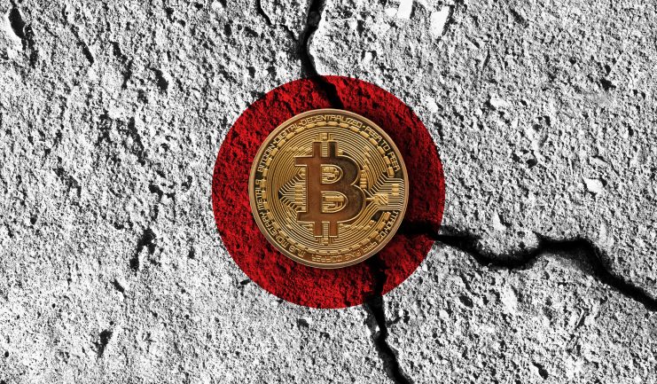 Eine Bitcoin-Münze liegt auf einem rissigen Beton, der mit der japanischen Flagge bemalt ist und Japans Finanzlandschaft inmitten von Sorgen wie der Schuldenkrise 2025 symbolisiert.