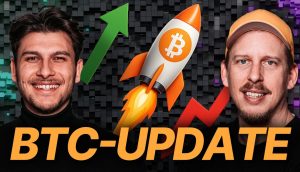 Zwei lächelnde Männer mit einer Rakete mit dem Bitcoin-Logo dazwischen, Aufwärtspfeilen und dem unten angezeigten Text BTC-UPDATE – wie ein automatisch gespeicherter Entwurf für den nächsten großen Krypto-Erfolg.