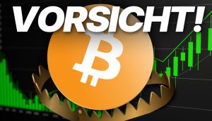 Ein Bitcoin-Symbol sitzt in einer Bärenfalle mit einem steigenden Aktienkurs im Hintergrund und dem Wort VORSICHT! in fetten weißen Buchstaben oben, ein Hinweis auf Bullen, aber Warnung: Wann kommt der Markt zurück?.