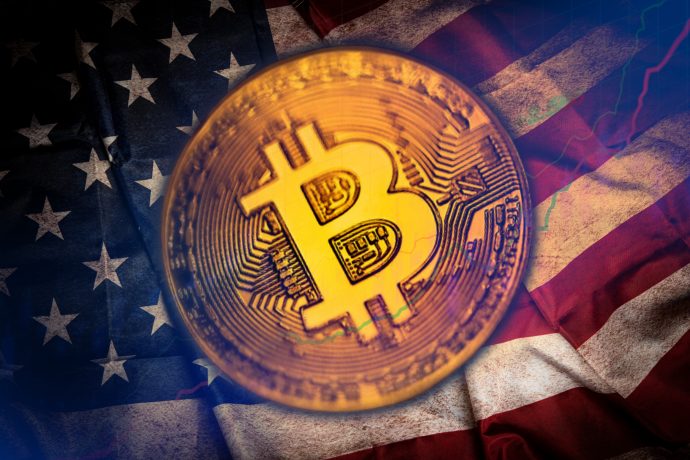 Eine Nahaufnahme einer goldenen Bitcoin-Münze ist über den Hintergrund einer zerknitterten amerikanischen Flagge gelegt und symbolisiert die Verbindung zwischen dem Bitcoin-Kurs und der sich entwickelnden Landschaft der amerikanischen Politik.