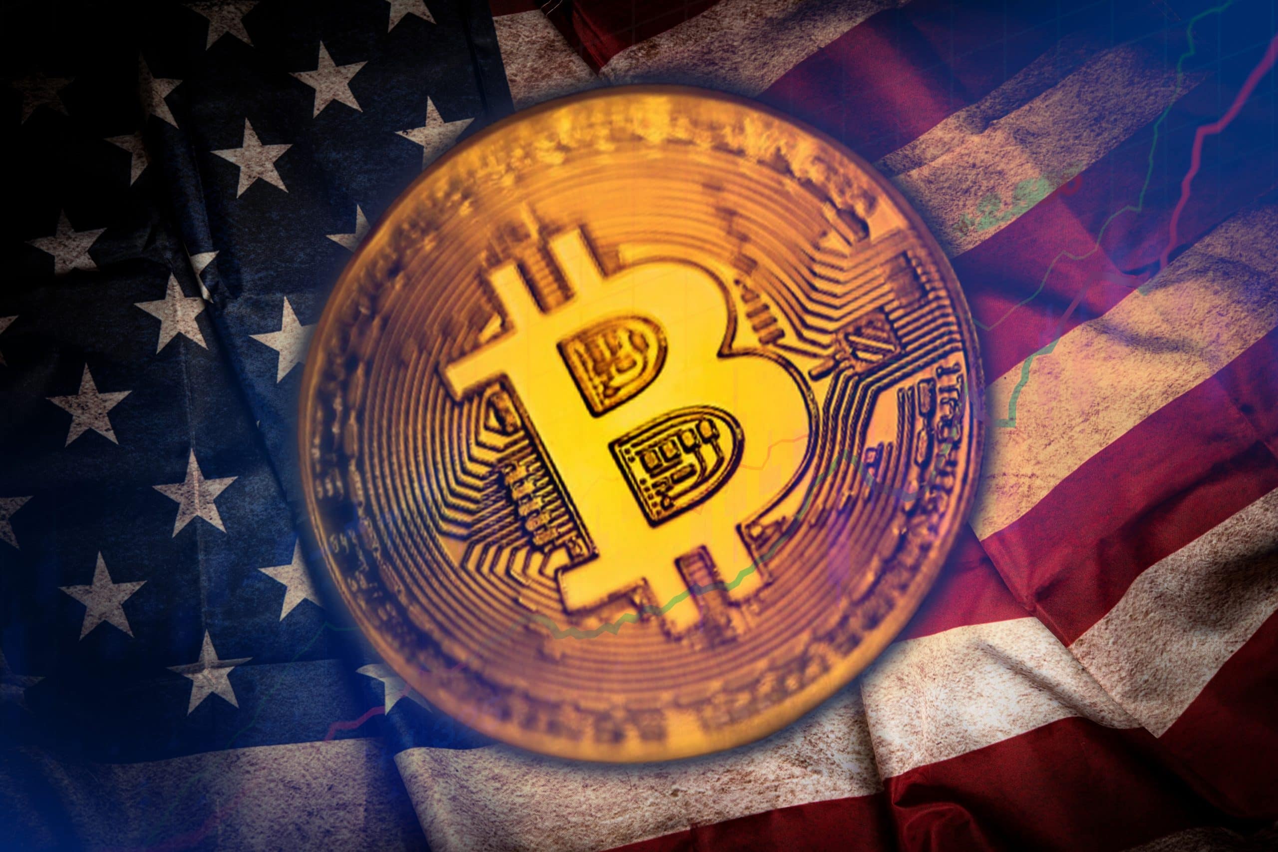 Eine Nahaufnahme einer goldenen Bitcoin-Münze ist über den Hintergrund einer zerknitterten amerikanischen Flagge gelegt und symbolisiert die Verbindung zwischen dem Bitcoin-Kurs und der sich entwickelnden Landschaft der amerikanischen Politik.