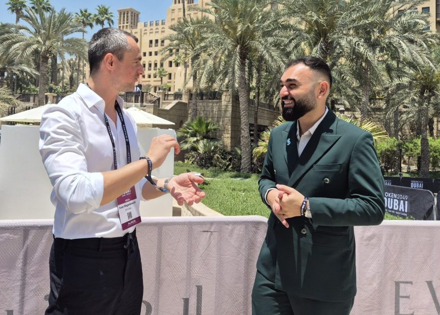 BTC-ECHO Chefredakteur Sven Wagenknecht (links) interviewt Bitget COO Vugar Usi Zade (rechts), auf der Token2049 in Dubai