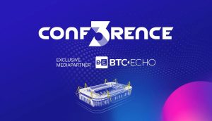 CONF3RENCE-Eventgrafik mit stilisiertem Text, BTC Echo als exklusivem Medienpartner und einem illustrierten Stadion auf blauem Hintergrund. Das markante CONF3RENCE-Branding sticht in diesem dynamischen Design hervor.