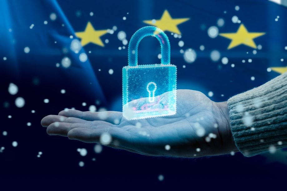 Eine Person hält ein digitales Vorhängeschloss-Hologramm in der Hand, das die Sicherheit von Crypto Finance darstellt, mit der EU-Flagge im Hintergrund und digitalen Partikeln, die die Szene umgeben.