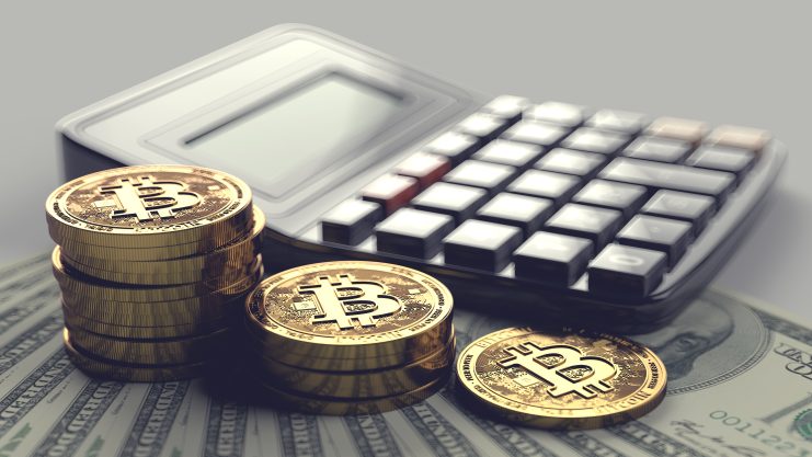 Stapel goldener Bitcoin-Münzen auf US-Dollarscheinen neben einem Taschenrechner symbolisieren Kryptowährung, Bitcoin-Transaktionsgebühren und Finanzberechnungen