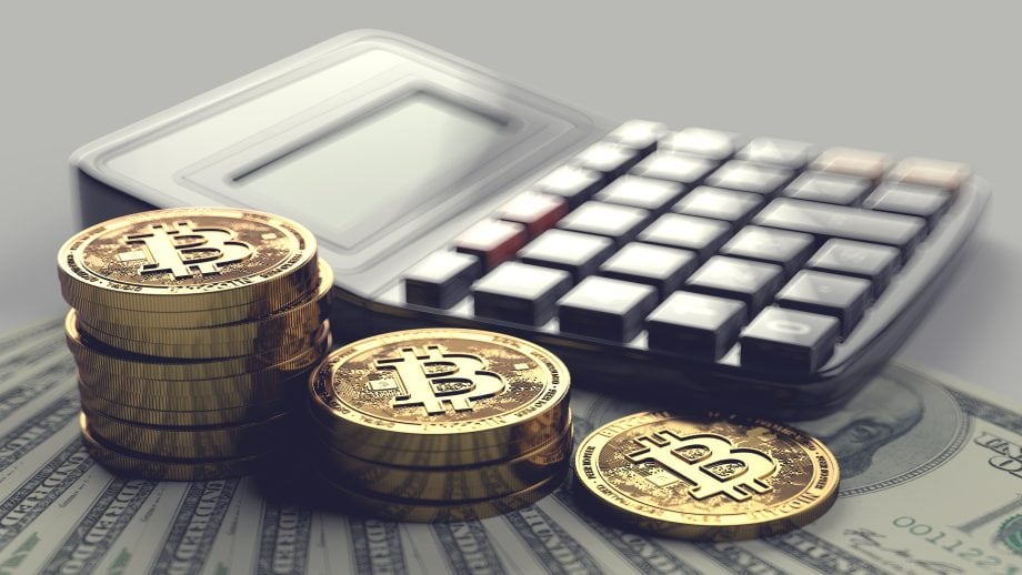 Stapel goldener Bitcoin-Münzen auf US-Dollarscheinen neben einem Taschenrechner symbolisieren Kryptowährung, Bitcoin-Transaktionsgebühren und Finanzberechnungen