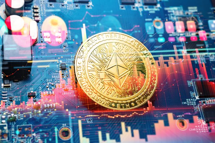 Eine goldene Ethereum-Münze liegt auf einer blauen Computerhauptplatine mit darüber gelegten Schaltkreisen und digitalen Grafiken und symbolisiert die Billionen-Dollar-Sicherheitsinitiative in der Kryptowährungs- und Blockchain-Technologie.
