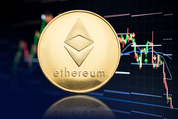 Eine goldene Ethereum-Münze steht vor einem digitalen Aktiendiagramm, das schwankende Ethereum-Preisdaten anzeigt.