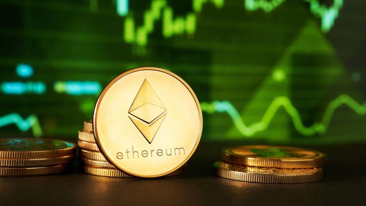Gestapelte Ethereum-Münzen vor einem digitalen Bildschirm, auf dem grüne Ethereum-Finanzdiagramme und -Grafiken angezeigt werden.