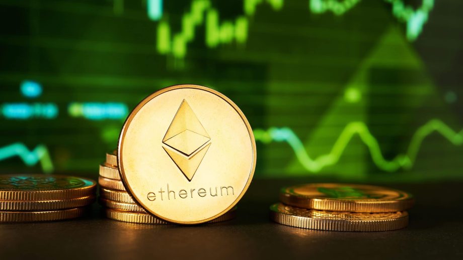 Gestapelte Ethereum-Münzen vor einem digitalen Bildschirm, auf dem grüne Ethereum-Finanzdiagramme und -Grafiken angezeigt werden.