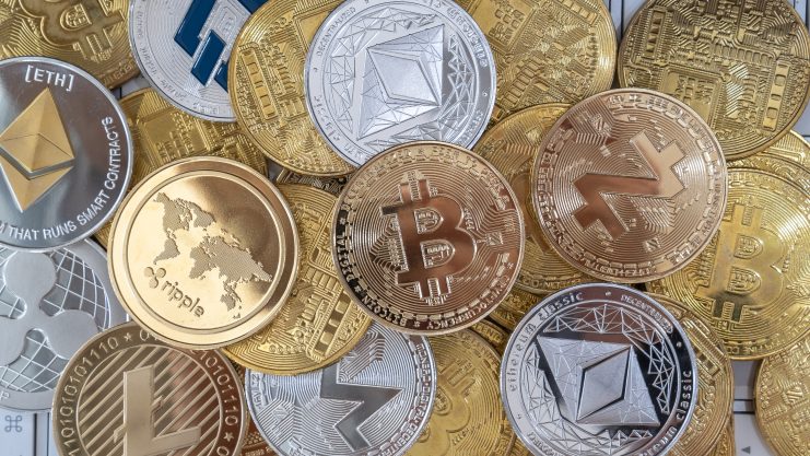 Verschiedene Krypto-Münzen liegen auf einem Haufen