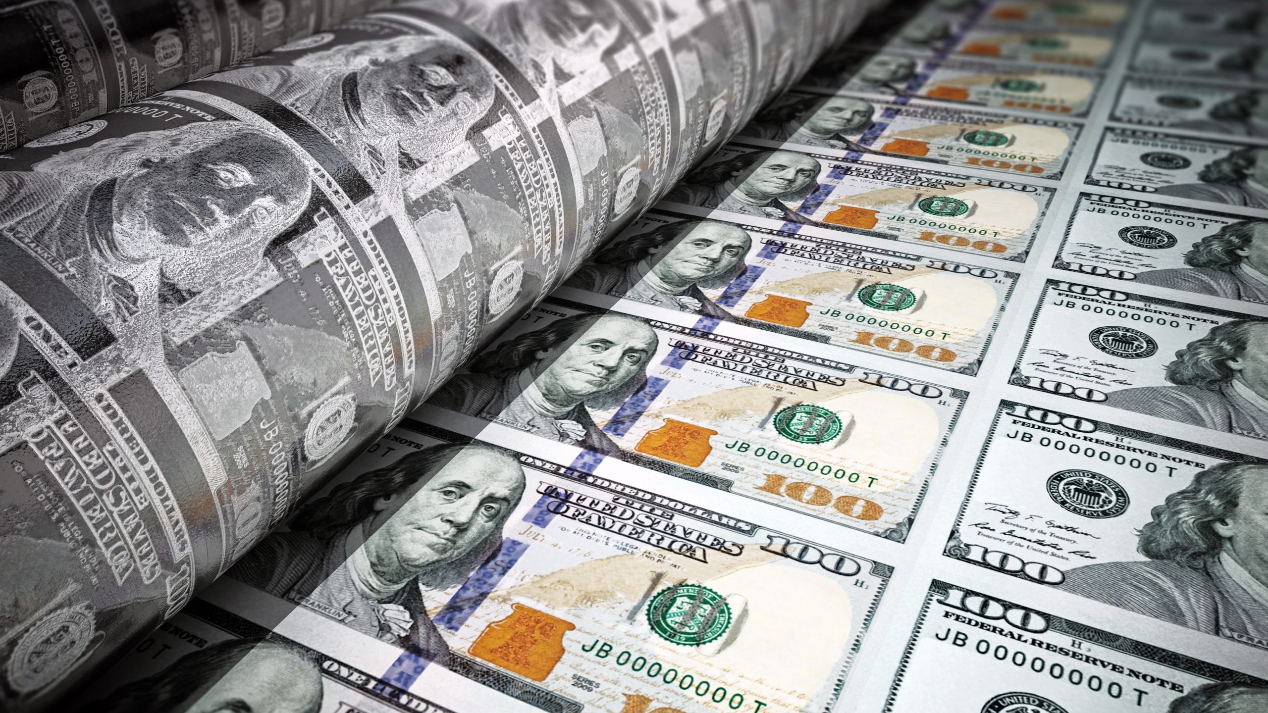 Eine Druckerpresse produziert Bögen mit 100-Dollar-Scheinen und veranschaulicht neu gedrucktes Geld im Kontext des Wachstums der M2-Geldmenge und der traditionellen Geldschöpfung im Vergleich zu Innovationen wie Bitcoin.