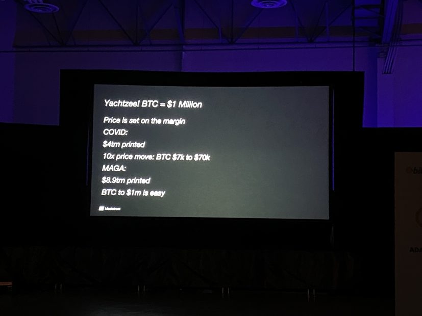 Präsentationsfolie mit Finanzinformationen mit dem Titel „Yachtzeel BTC = 1 Million US-Dollar“ sowie Hinweisen zu COVID, Bitcoin-Preisbewegungen und gedruckten Geldbeträgen.