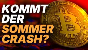 Eine Nahaufnahme einer Bitcoin-Münze mit dem deutschen Text Kommt der Sommer Crash? in fetten weißen und orangefarbenen Buchstaben, die Krypto-Ängste und das Sommerloch hervorheben.