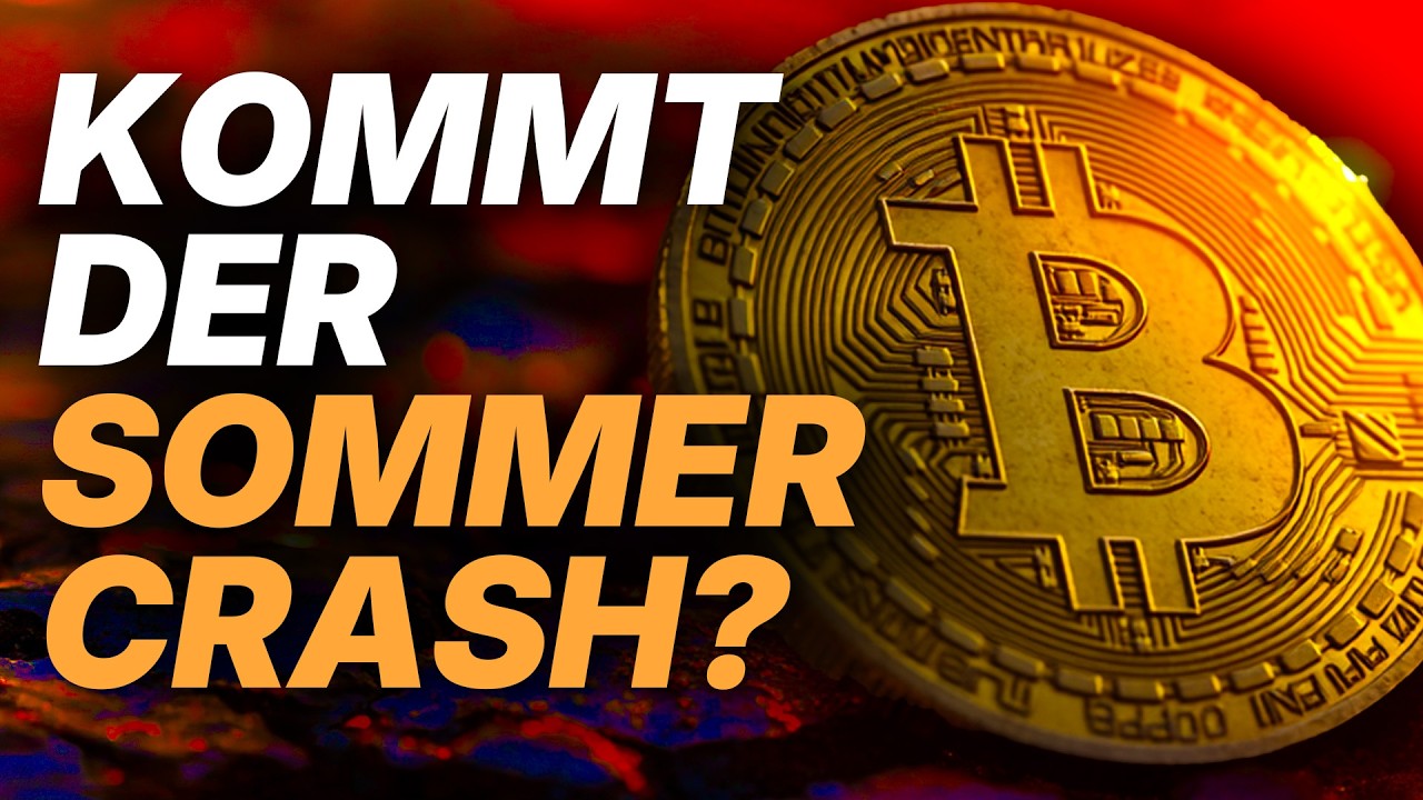 Eine Nahaufnahme einer Bitcoin-Münze mit dem deutschen Text Kommt der Sommer Crash? in fetten weißen und orangefarbenen Buchstaben, die Krypto-Ängste und das Sommerloch hervorheben.