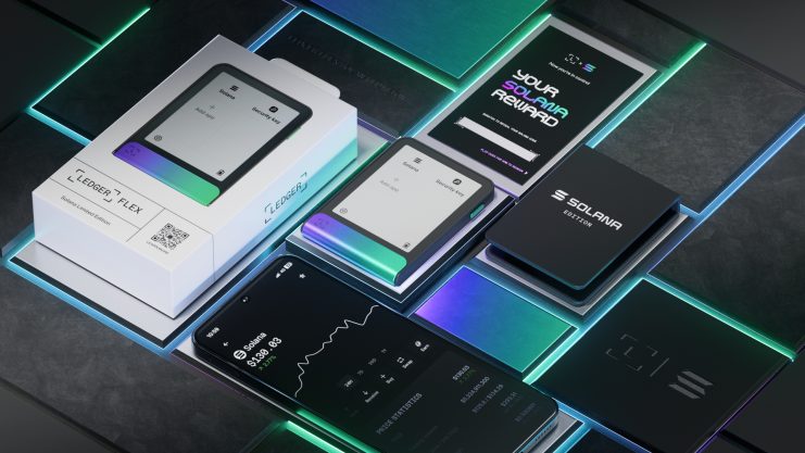 Eine geschlossene Ledger-Hardware-Wallet-Box, ein offenes Ledger-Gerät, Smartphones mit Ledger- und anderen Krypto-Apps sowie das Solana-Branding, alles angeordnet auf einer metallischen, beleuchteten Oberfläche.
