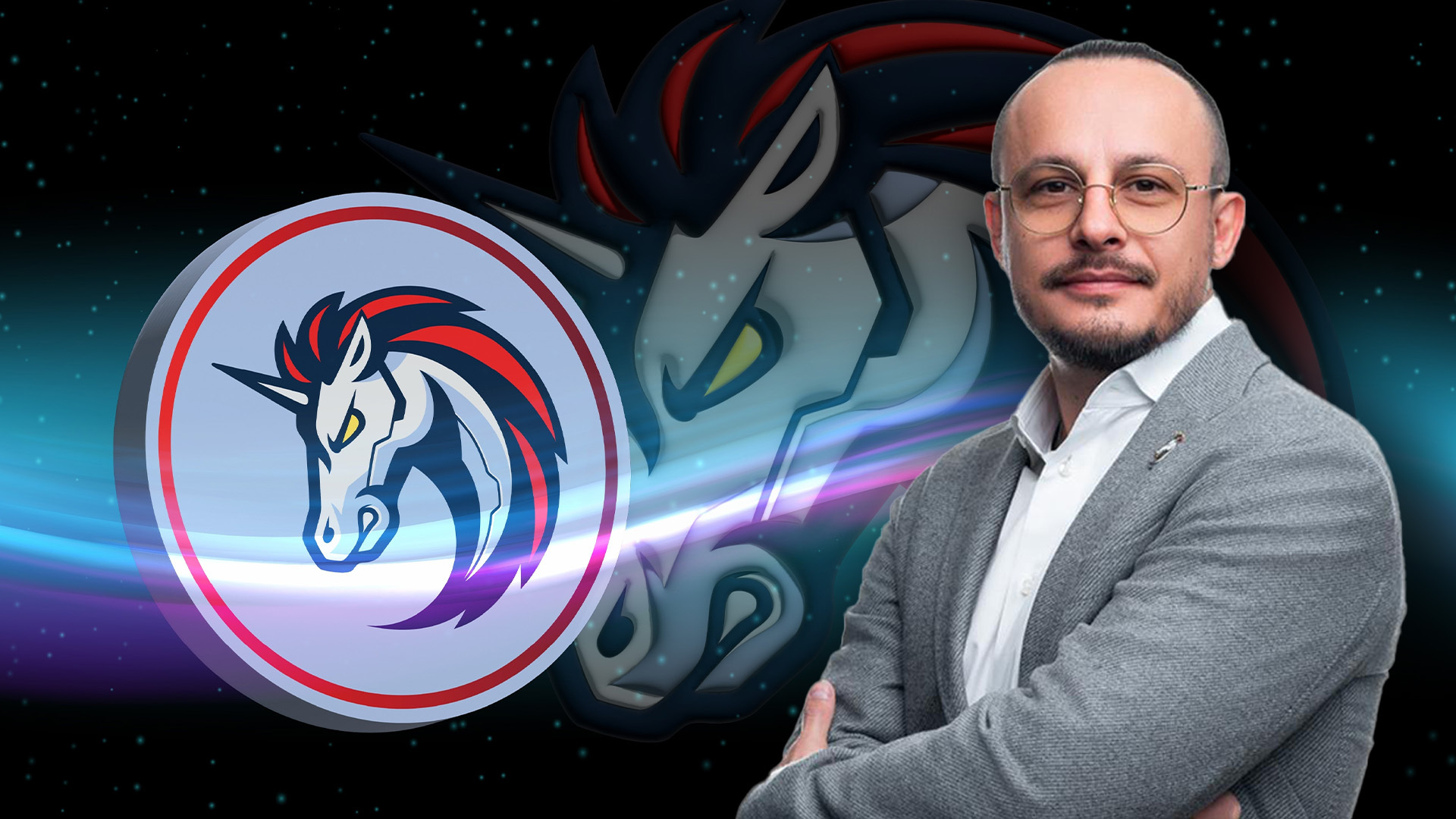 Ein Mann mit Brille steht mit verschränkten Armen vor dem 1-Zoll-Logo und einem stilisierten Einhornkopf vor einem dunklen, sternenklaren 1-Zoll-Hintergrund.