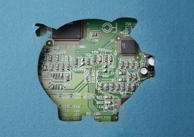 Eine aus blauem Papier ausgeschnittene Sparschweinform gibt den Blick auf eine darunterliegende elektronische Platine frei, die das Ende des Stablecoins und den Übergang vom traditionellen Bankenmonopol zur digitalen Innovation symbolisiert.