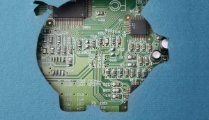 Eine aus blauem Papier ausgeschnittene Sparschweinform gibt den Blick auf eine darunterliegende elektronische Platine frei, die das Ende des Stablecoins und den Übergang vom traditionellen Bankenmonopol zur digitalen Innovation symbolisiert.