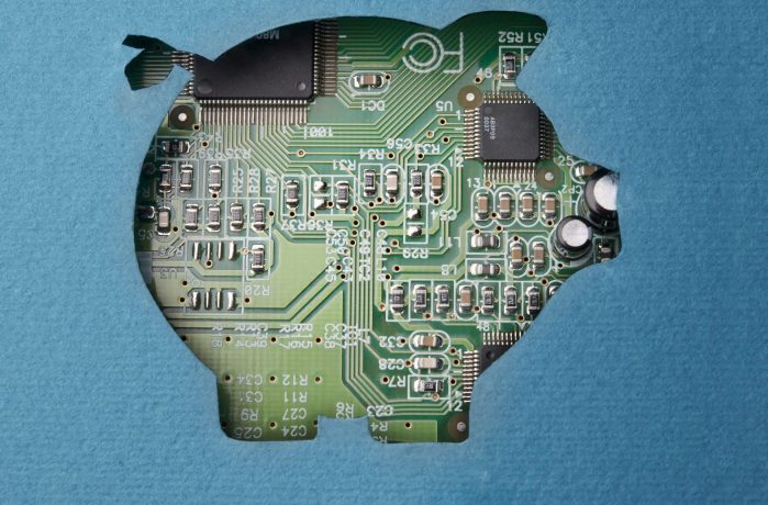 Eine aus blauem Papier ausgeschnittene Sparschweinform gibt den Blick auf eine darunterliegende elektronische Platine frei, die das Ende des Stablecoins und den Übergang vom traditionellen Bankenmonopol zur digitalen Innovation symbolisiert.