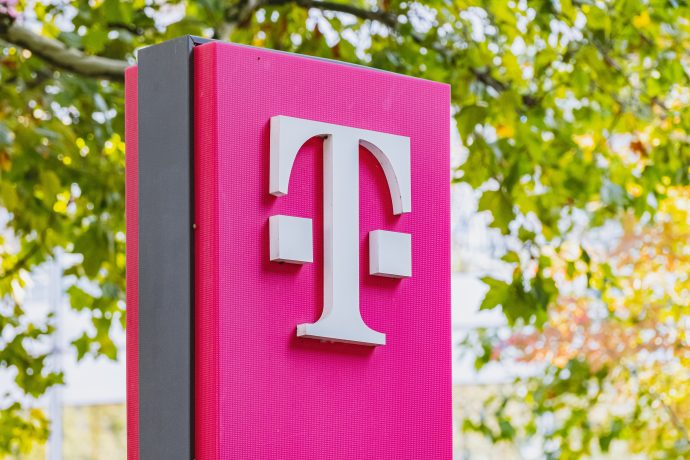 Telekom-Schild im Grünen