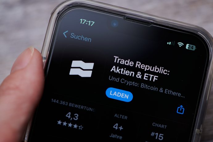 Auf einem Smartphone-Bildschirm wird die Trade Republic-App-Seite in einem App Store angezeigt. Dort sind ein blauer Download-Button „LADEN“ und eine 4,3-Sterne-Bewertung zu sehen – ein Hinweis auf die Beliebtheit der App unter Anlegern nach Erhalt der MiCA-Lizenz.
