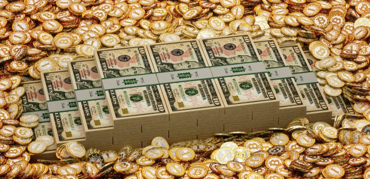 Stapel von US-Hundertdollarscheinen, umgeben von zahlreichen Goldmünzen, auf denen jeweils das ikonische Bitcoin-Symbol abgebildet ist.