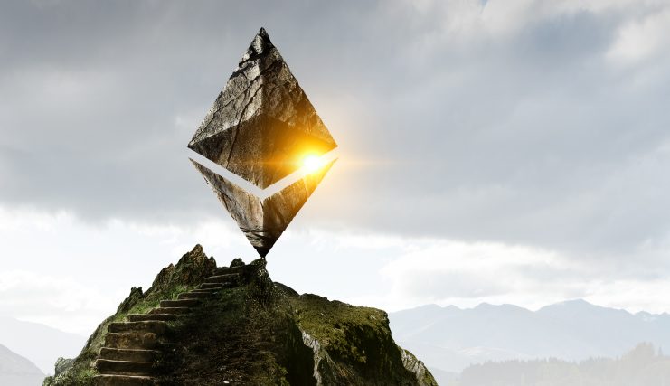 Ein großes Ethereum-Logo aus Stein schwebt über einem moosbewachsenen Hügel mit Steinstufen, beleuchtet vom Sonnenlicht, das durch seine Mitte scheint, während in der Ferne Berge die von Ethereum inspirierte Landschaft bereichern.