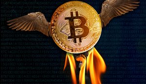Eine goldene Bitcoin-Münze mit Flügeln und Flammen am unteren Ende schwebt über den Binärcode und symbolisiert Bitcoins Allzeithoch in der digitalen Welt.