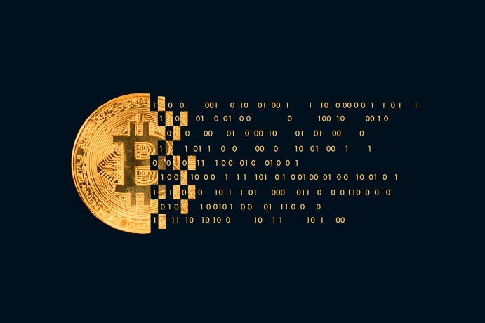 Ein goldener Bitcoin löst sich teilweise in einen Binärcode auf schwarzem Hintergrund auf und symbolisiert die digitale Natur der Kryptowährung und die innovative Verwendung von OP_RETURN in Blockchain-Transaktionen.