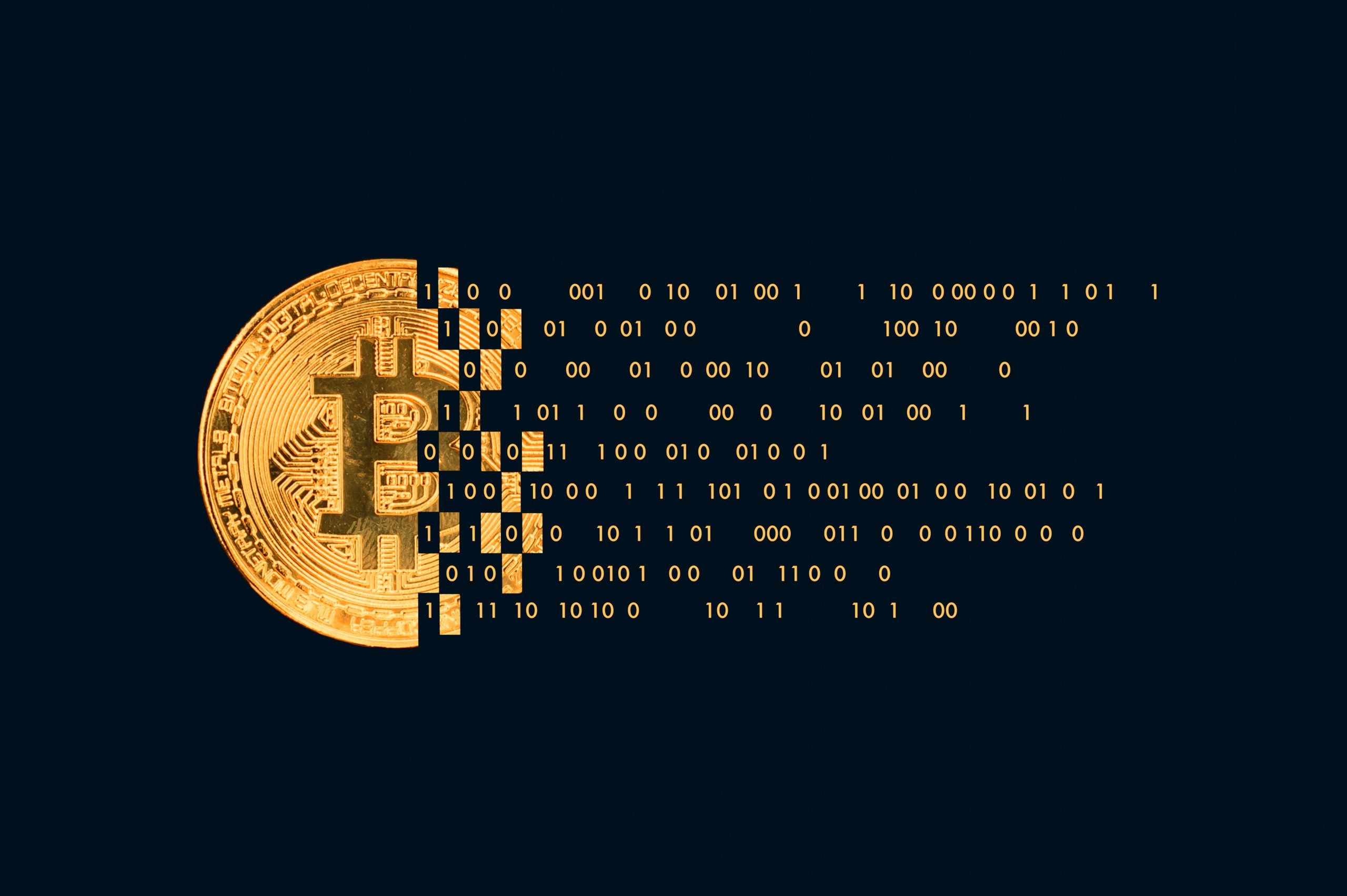 Ein goldener Bitcoin löst sich teilweise in einen Binärcode auf schwarzem Hintergrund auf und symbolisiert die digitale Natur der Kryptowährung und die innovative Verwendung von OP_RETURN in Blockchain-Transaktionen.