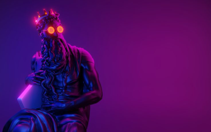 Es sitzt eine Statue im klassischen Stil mit leuchtenden Bitcoin-Symbolen als Augen, einer Neonkrone und Krypto-Charts, die sich subtil im violetten Farbverlaufshintergrund widerspiegeln.