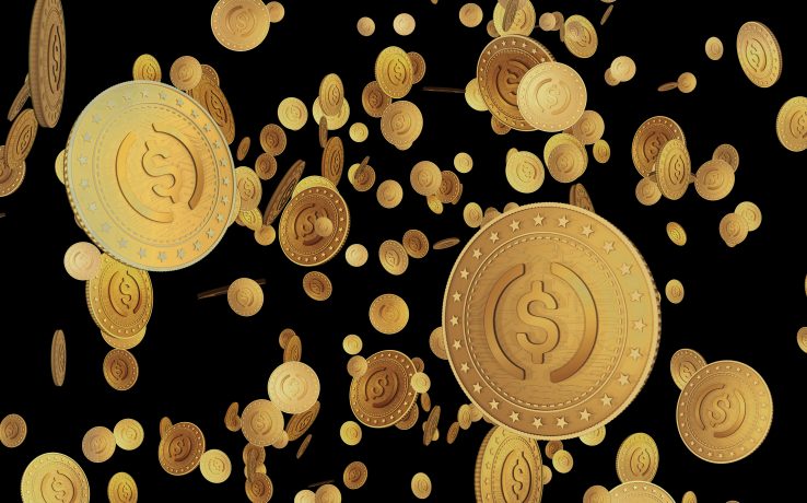 Goldmünzen mit Dollarzeichen, die Stablecoins symbolisieren, werden fallend und schwebend vor einem schwarzen Hintergrund dargestellt.