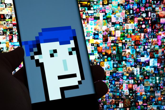 Eine Hand hält ein Smartphone, auf dem ein Pixel-Art-Avatar angezeigt wird, mit einem Bildschirm voller bunter digitaler Kunstbilder im Hintergrund – perfekt für Krypto-Anleger, die NFTs erkunden.