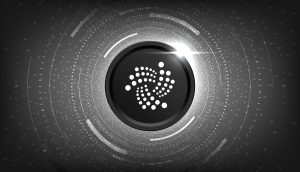 Ein schwarzer runder Button mit dem weißen IOTA-Kryptowährungslogo in der Mitte, umgeben von abstrakten digitalen, gepunkteten und wirbelnden Mustern – die den Innovationsgeist des IOTA-Upgrades widerspiegeln.