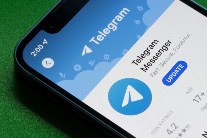 Ein Smartphone mit Logo von Telegram