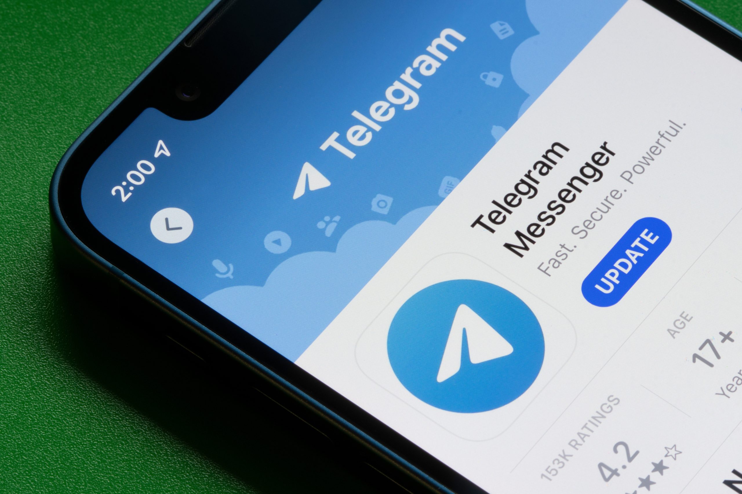 Ein Smartphone mit Logo von Telegram