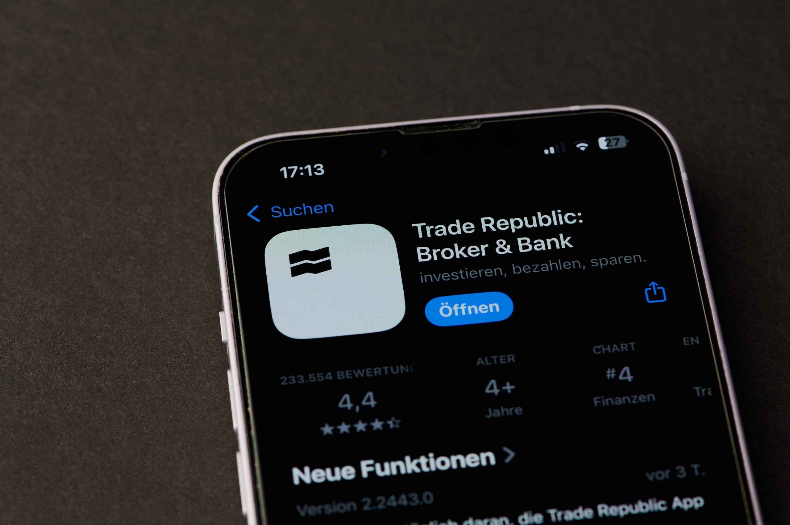 Auf einem Smartphone-Bildschirm wird die App-Seite von Trade Republic: Broker & Bank im App Store angezeigt, mit der Option, die App zu öffnen.