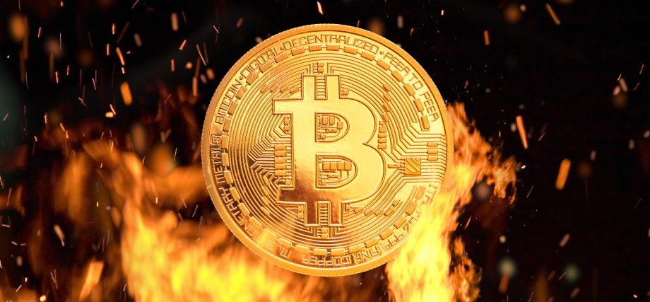 Eine goldfarbene Bitcoin-Münze mit Flammen im Hintergrund suggeriert intensive Aktivitäten oder Risiken auf dem Krypto-Markt.