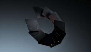 Eine spiralförmige Anordnung von schwarzen Ledger-Recovery-Karten mit geometrischen Mustern und minimalem weißem Text auf einem dunklen Hintergrund mit Farbverlauf, der ein Gefühl von Sicherheit und Exklusivität vermittelt.